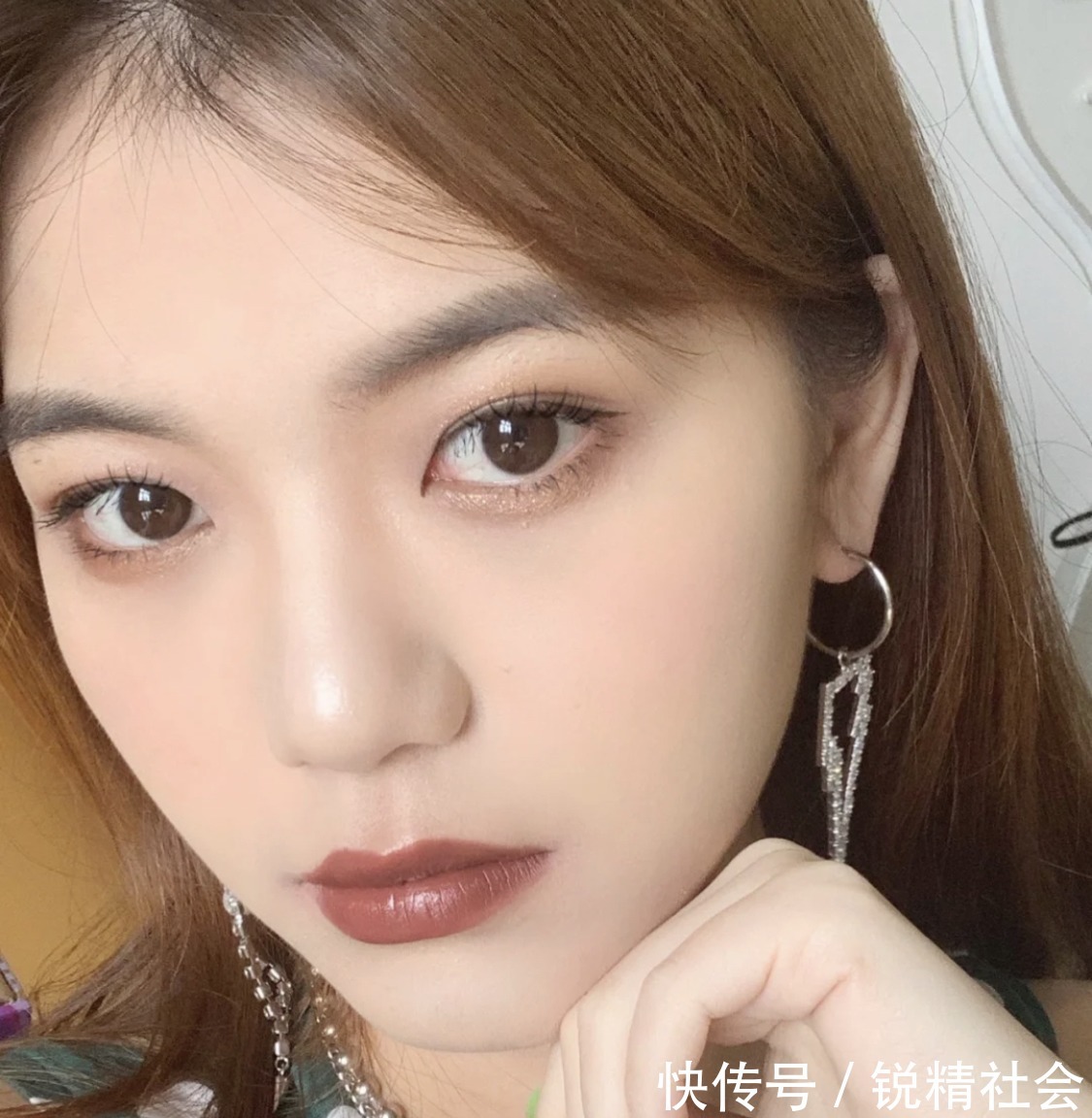 姐妹们 没想到,初秋最受欢迎的口红色号是奶棕色,黄皮涂也显白温柔