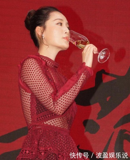 透视|李沁身材和气质真绝了！穿大红色透视连衣裙亮相，漫画腿真吸睛