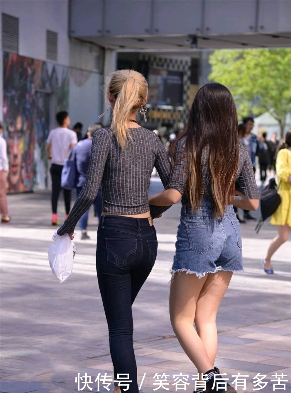 心情|街拍:小姐姐和闺蜜逛街心情好,同款上衣穿出不一样的效果