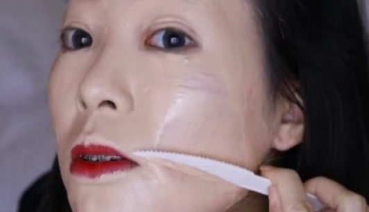 抖音 女子在抖音上挑战100层粉底，卸妆那一刻，网友：眼睛要怀孕