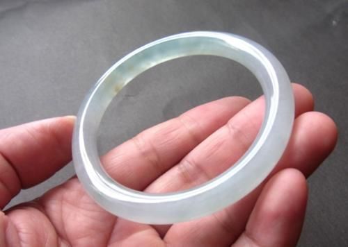 女孩子们!冰种翡翠手镯是女性的绝配,但是也要精心养护,让它保持光泽