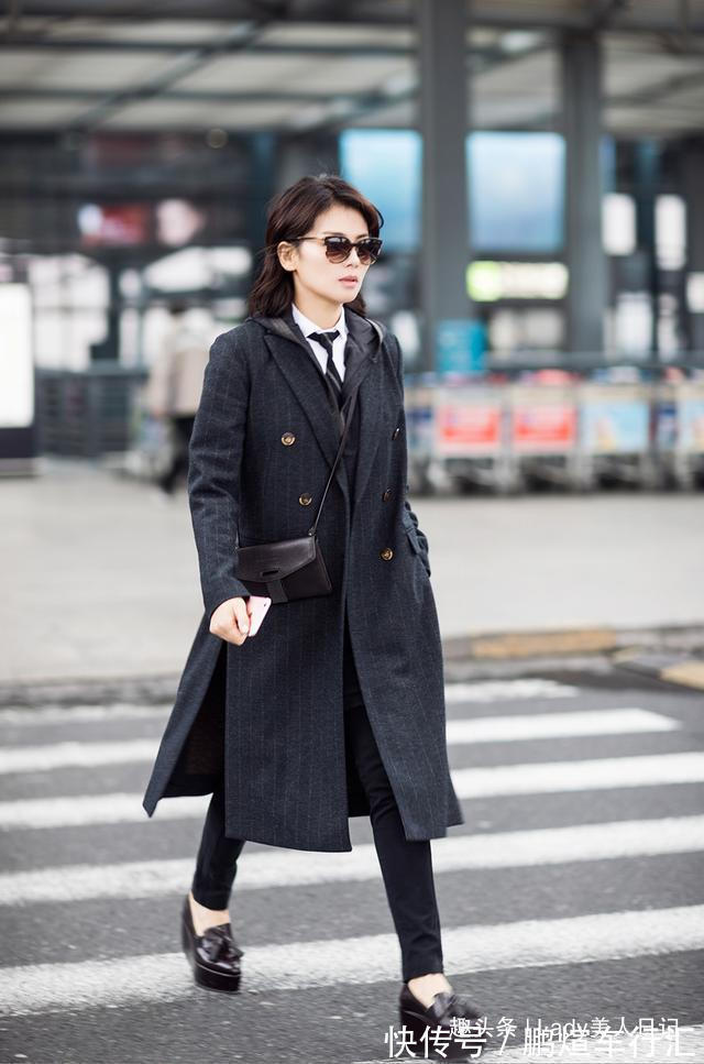 卫衣 四十岁女人穿黑色大衣怎么搭配好看?这样穿时尚优雅,美出新高度