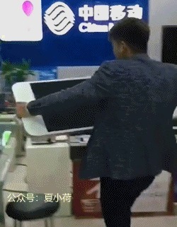 |搞笑GIF段子:今天新买的苹果手机,找了好几家了都贴不上膜!