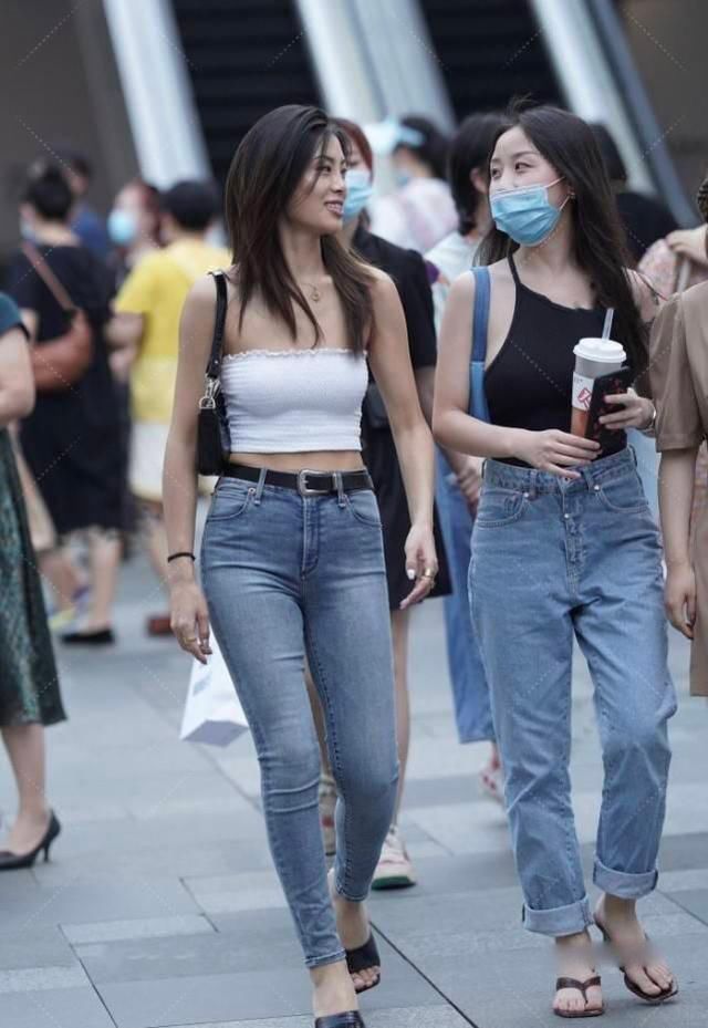 甚远|闺蜜逛街同穿牛仔裤,紧身和宽松的风格相差甚远,抹胸装更有魅力
