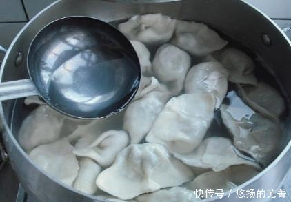煮冻饺子,用冷水还是热水都错了!教你正确做法,不粘锅不开裂
