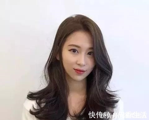 脸型|让你时尚气质倍增的发型，这样的女生中长发型你会中意哪款呢！