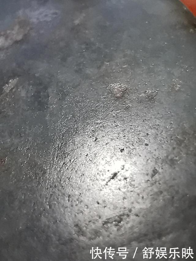 白玉黑沁双孔棱形坠子一般老化特征和老光特征,跟仿品比较