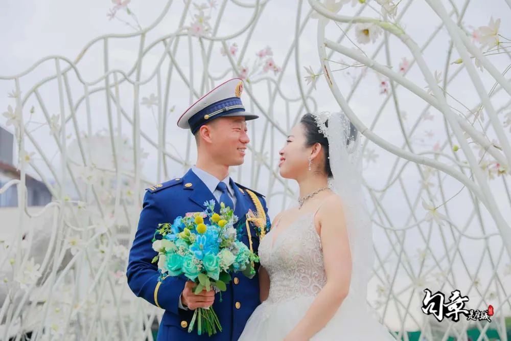 高甜撒糖！今天的文创港有最“嚣张”的婚车和最甜蜜的亲亲