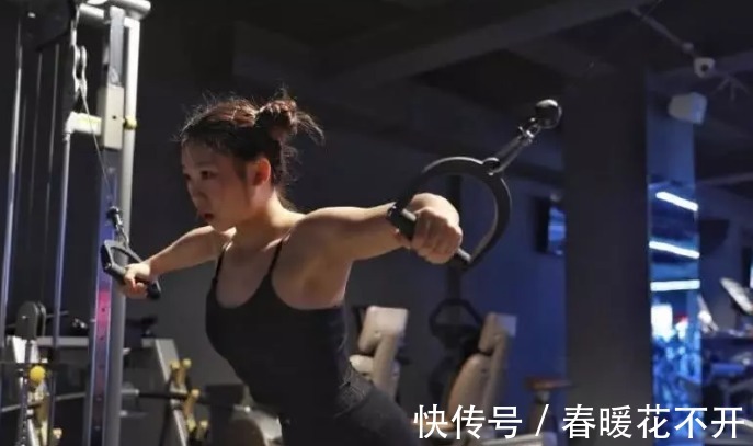 萌妹|萌妹健身1年多,深蹲高达240斤,称自己要像花木兰一般