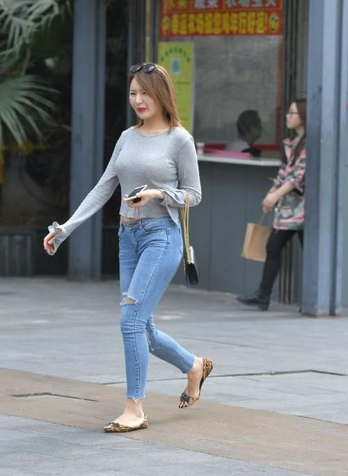 街拍美女：好看也就算了，还向我抛了一个媚眼