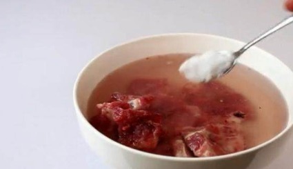 排骨别再用开水焯了，往水里放点它，血水和脏东西自动跑出来！