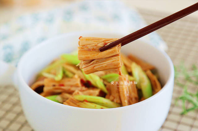 诀窍|腐竹要好吃,浸泡有诀窍,很多人不注意,难怪口感软烂口感差