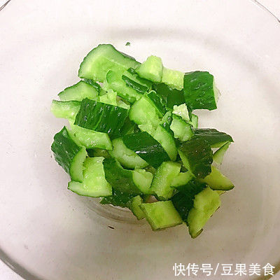 白芝麻|这样做凉拌黄瓜，隔壁小孩都馋哭了