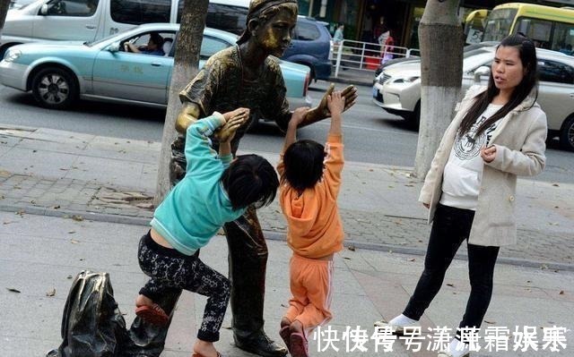 家长|地铁上,妈妈坐着玩手机却让孩子躺地上,宝妈解释后获乘客们称赞