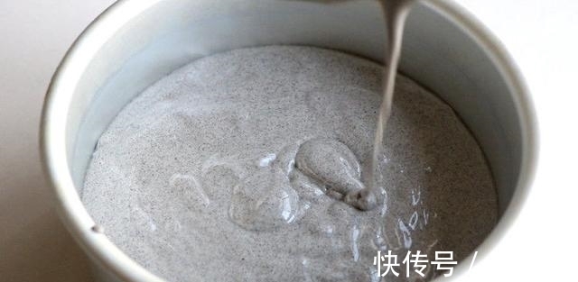 牛奶|黑米发糕做法，鸡蛋加牛奶上锅蒸一蒸，软糯香甜营养满满