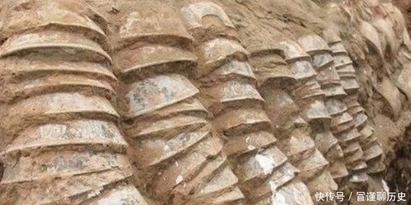 古墓全用青花瓷碗砌成,保存至今仍完好,专家:墓主是个大地主!