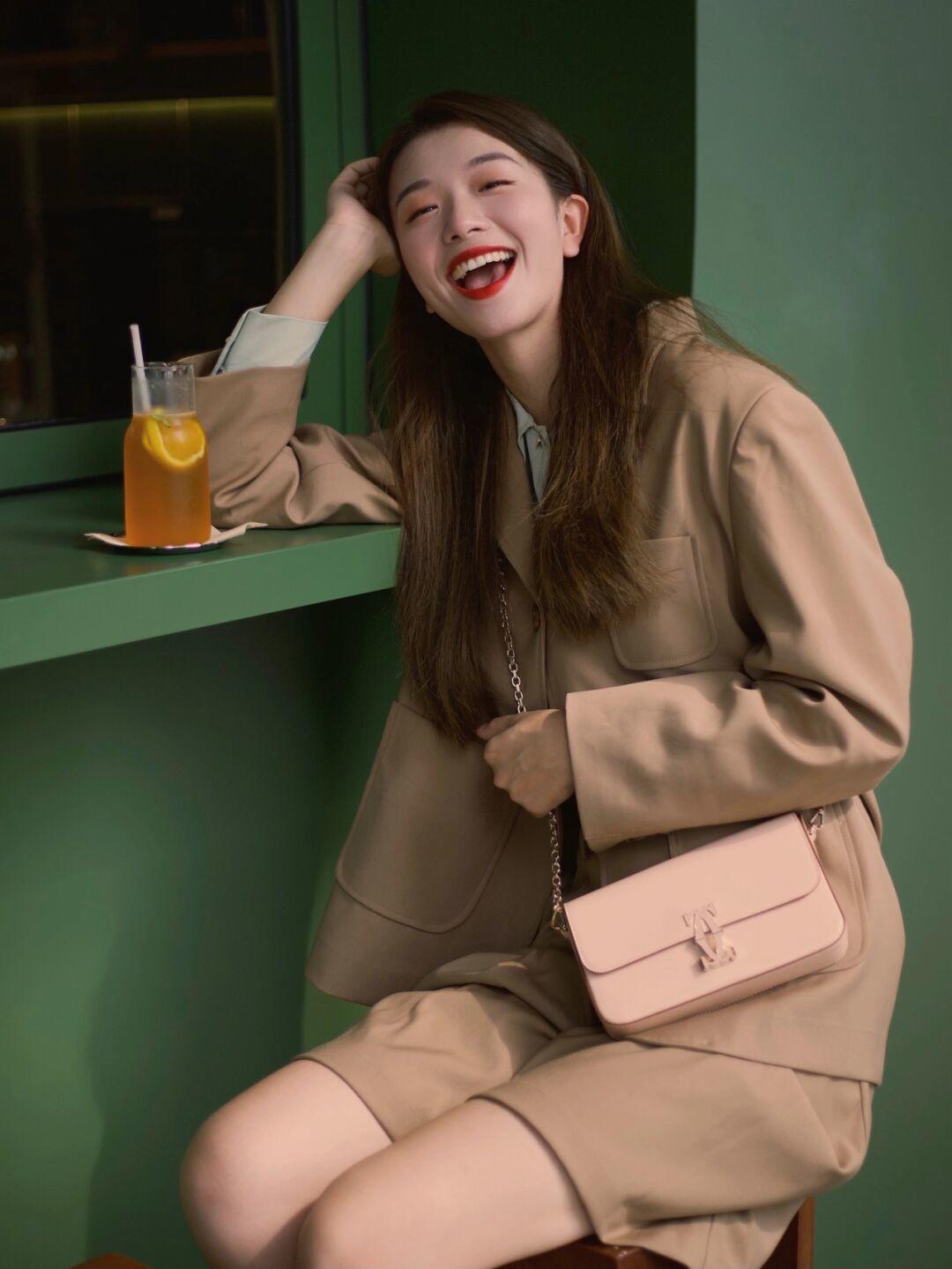 马甲+|小个子早秋穿搭指南!马甲+衬衫搭配休闲裤,穿起来少女感满分