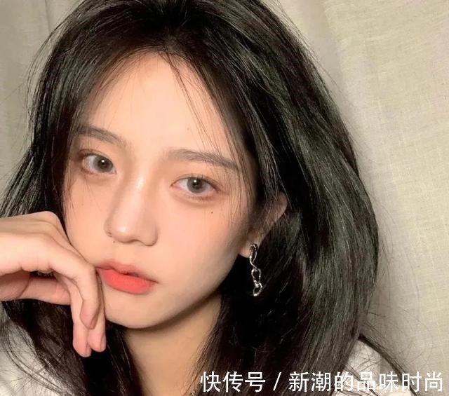 姐妹们 上“粉底”时注意3个细节,不仅妆效会自然,还能“持久”不暗沉!