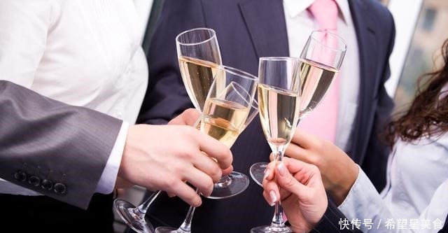 白酒和啤酒混喝有什么后果你知道不同度数的酒不能混喝吗