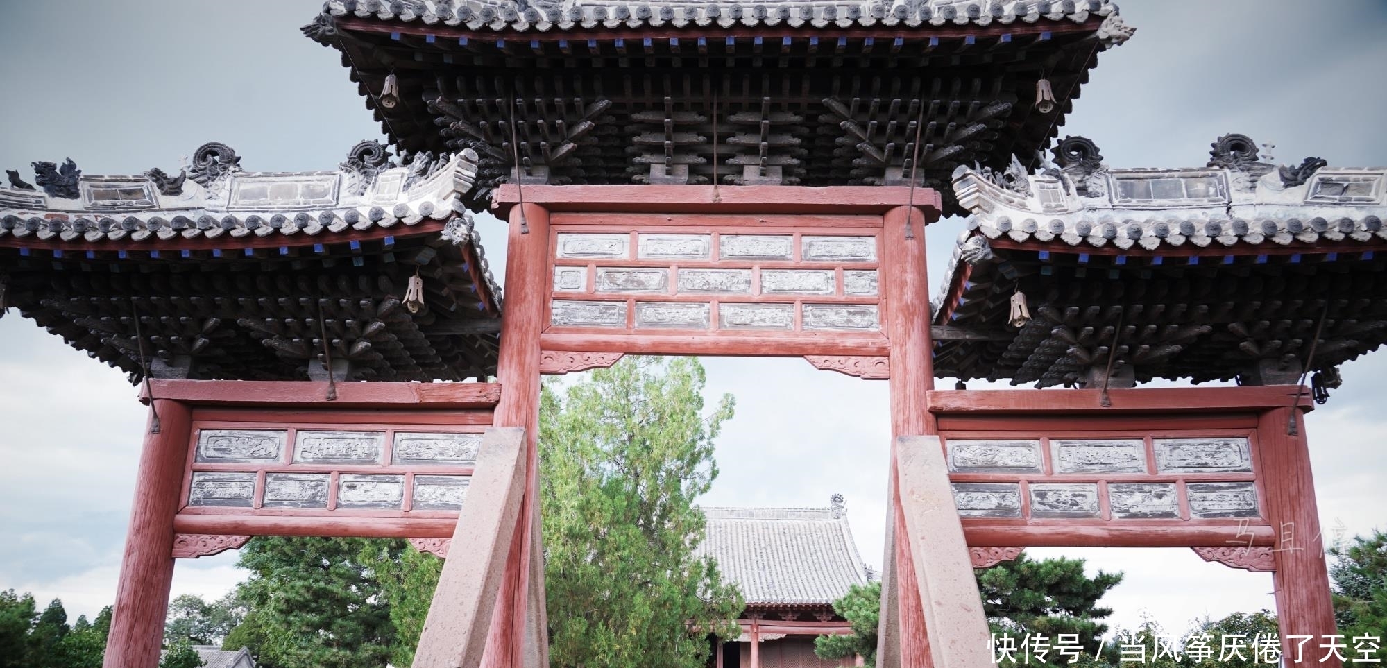 辽宁小城有一古寺, 经历五次大难千年不倒, 面阔九间为中国第一佛殿