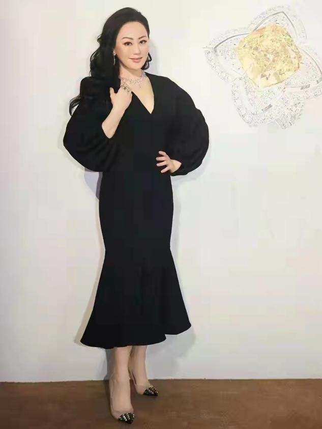 风味感|章小蕙戴30克拉鸽子蛋站台,浑身珠宝太耀眼,都顾不上看身材了