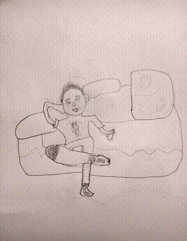 孩子$爸爸在沙发上“葛优躺”,两个女儿趁机作画,网友:腿毛都没放过