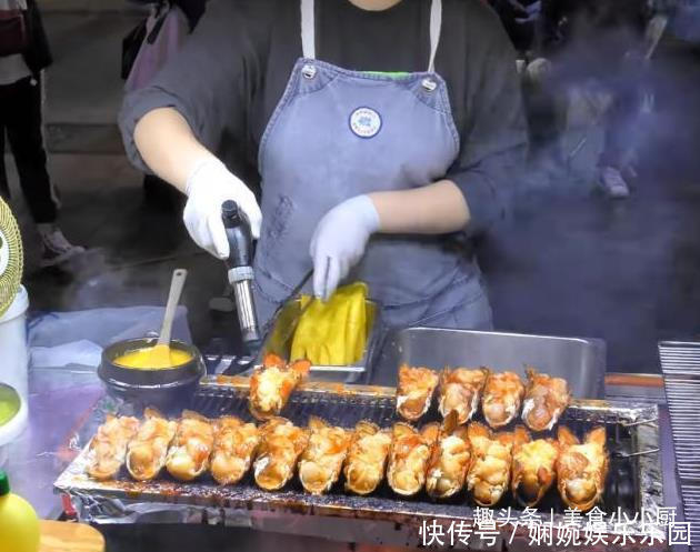 摆摊|40岁大叔摆摊卖“天价烧烤”50元1份,每天卖300份,客人闻香而来