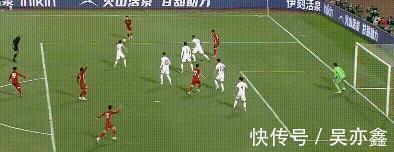 对手|1-3后!李霄鹏向球迷和球员道歉,对手现场发红包,国足扎心了