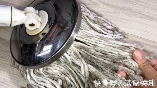 不管拖把有多脏,用“这水”泡10分钟,拖把干净无异味,快试试