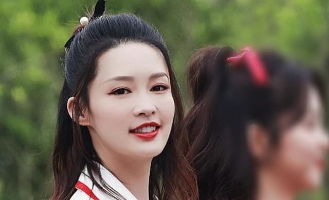 谭松韵跟李沁《跑男9》同框,都是30岁,生图下的颜值把我看愣了