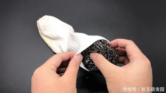 把钢丝球塞进袜子了,没想到这么厉害,解决困扰家家户户的一难题