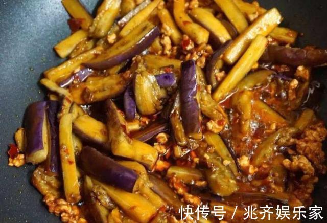 炒茄子先放油就错了,跟着大厨这样做,茄子不吸油不油腻,还入味
