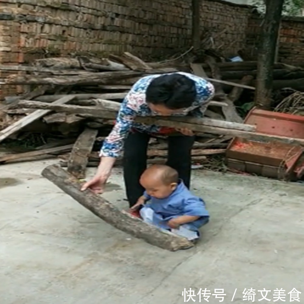 爷爷奶奶|一岁宝宝帮奶奶搬木头，接下来发生的一幕，把奶奶逗的哈哈大笑