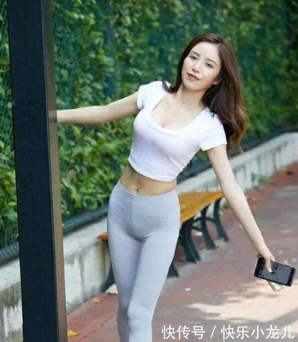 出身材 打底裤是苗条女孩的专属,显得更加优雅大方,简约优美