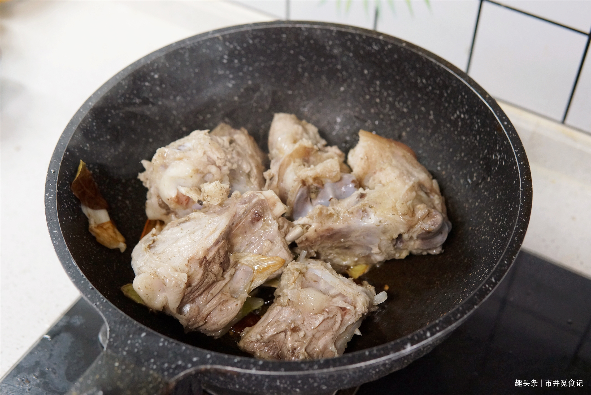 入秋贴秋膘，猪肉排骨靠边站，会吃大骨头才过瘾，花钱不多还解馋