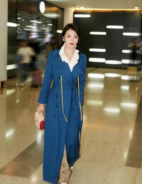 春天，风衣就买这3个“显白色”，高级不说还减龄，照着穿就好