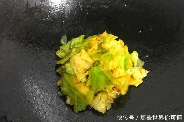 炒包菜时,别直接下锅,学会这一招,包菜鲜嫩爽脆,百吃不厌