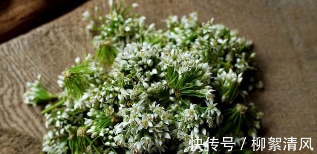 腌韭菜花别只放盐,教你正确比例配方不变色不变味,放一年不坏!