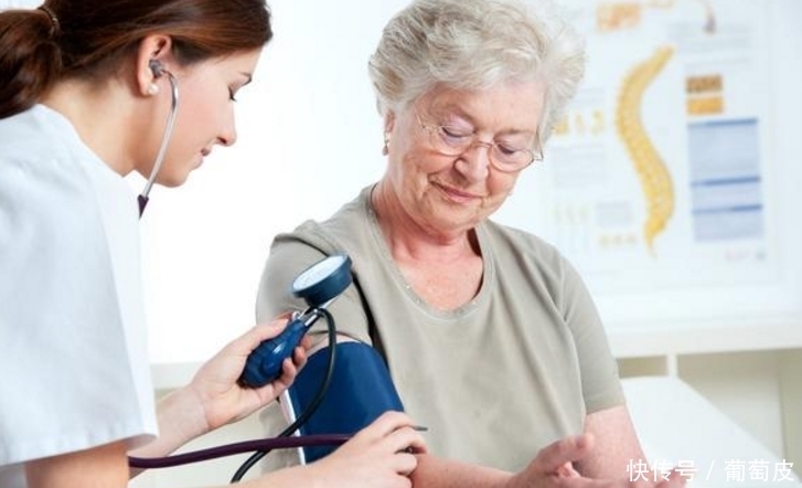 高血压,除了吃降压药,中医说:这4种植物煮水,降压也一样管用