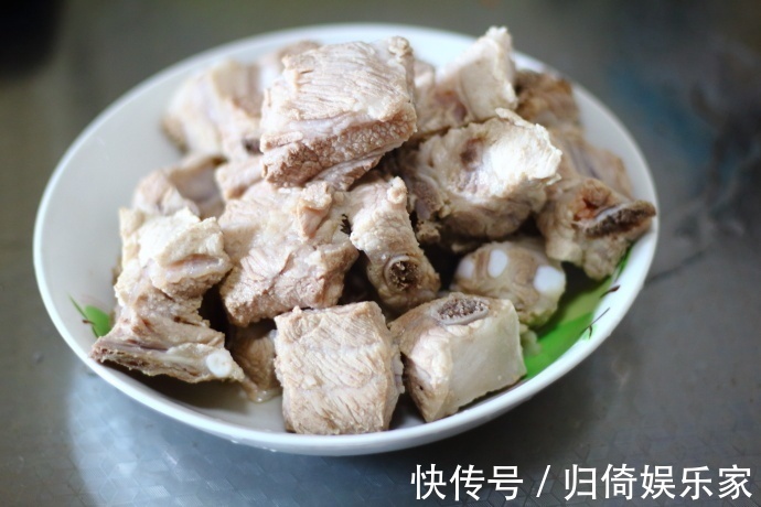 寒冷天炖一锅排骨萝卜汤,做法简单,味道鲜美,家人喝了开胃顺气