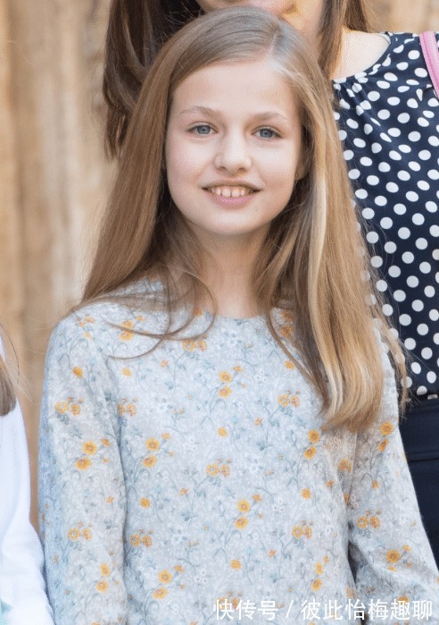 穿搭 真正的贵族穿搭都简约,看西班牙公主莱昂诺尔,穿红色套裙真高级