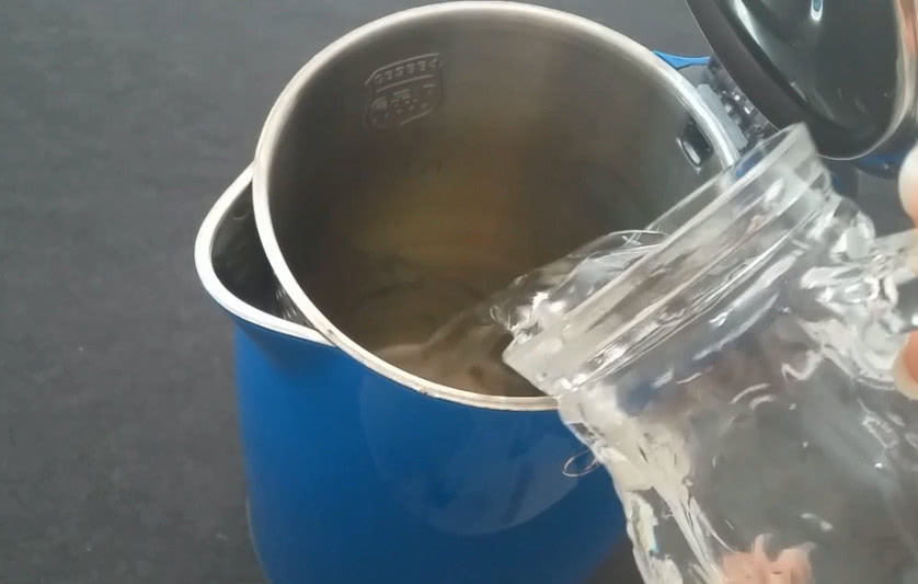 赶紧在水壶里撒一勺盐,没想到作用这么大,看完回家试一试