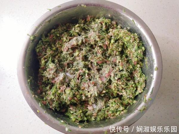 饺子里加什么最香?很多人都不知道,教你1招,保证鲜香多汁