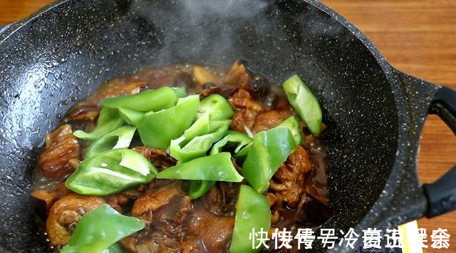 香菇|黄焖鸡别再出去吃了，在家就能轻松学会，就着汤汁可以吃一大碗饭