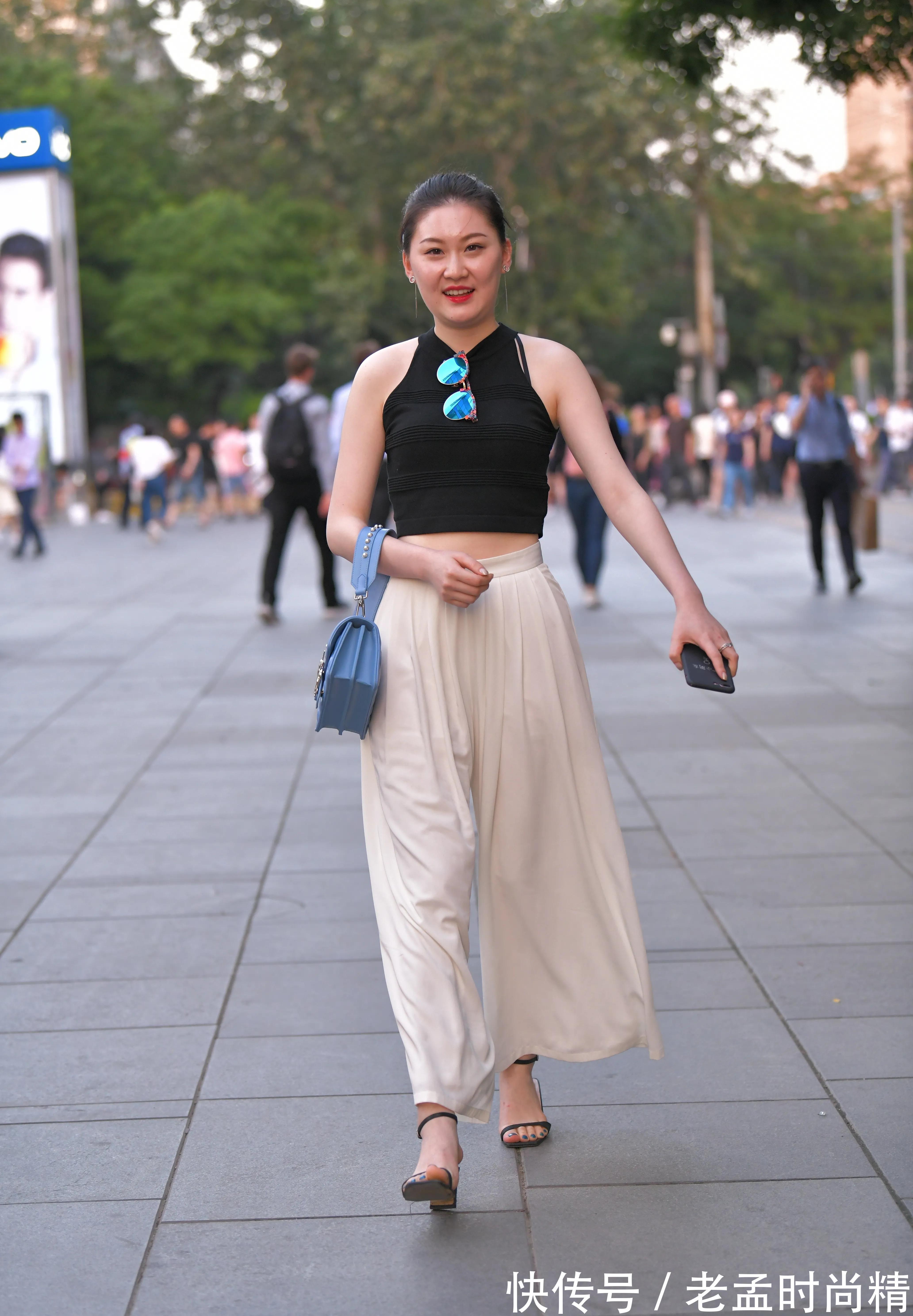 穿搭|街拍:漂亮小姐姐身姿风盈,阔腿裤显示出迷人优雅的气息