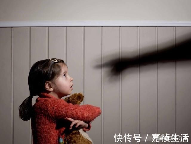 宝妈|2岁娃超市拽了颗葡萄,遭售货员歧视:“缺教养”!妈妈漂亮回应