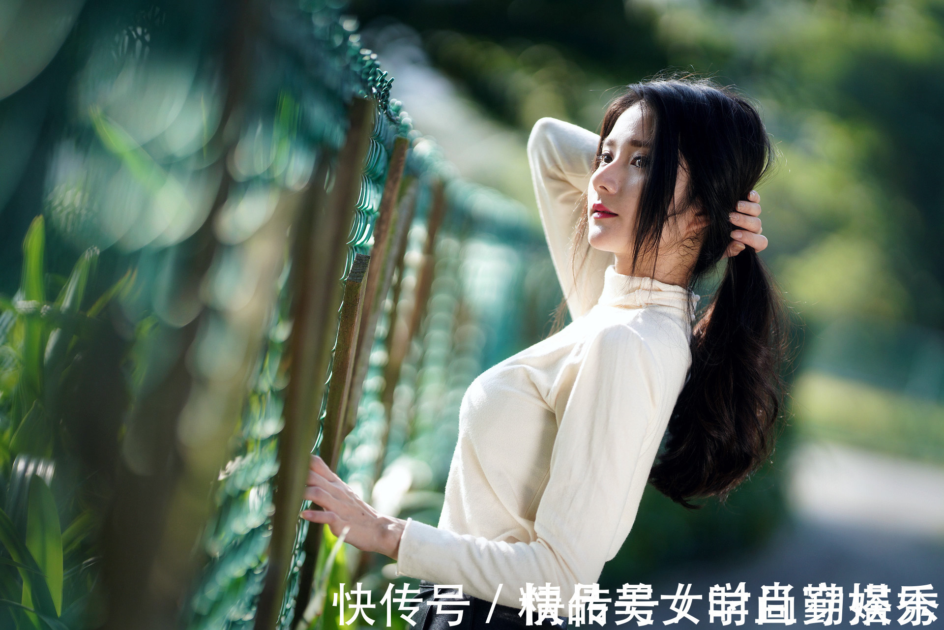 小姐姐 黑色皮裤裙性感时尚,上搭一件简约的米白色针织衫,经久耐看