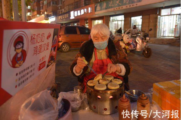 创业|洛阳78岁老人街头摆摊创业：自己挣钱，比跟别人张嘴要强