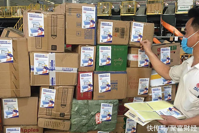 维权|“送货上门”成难题，取件加收2块钱？快递问题频现，现在被点名