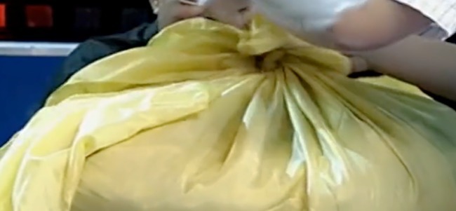 小伙清理母亲遗物时发现一件龙袍,专家:祖上可曾击败过皇帝?